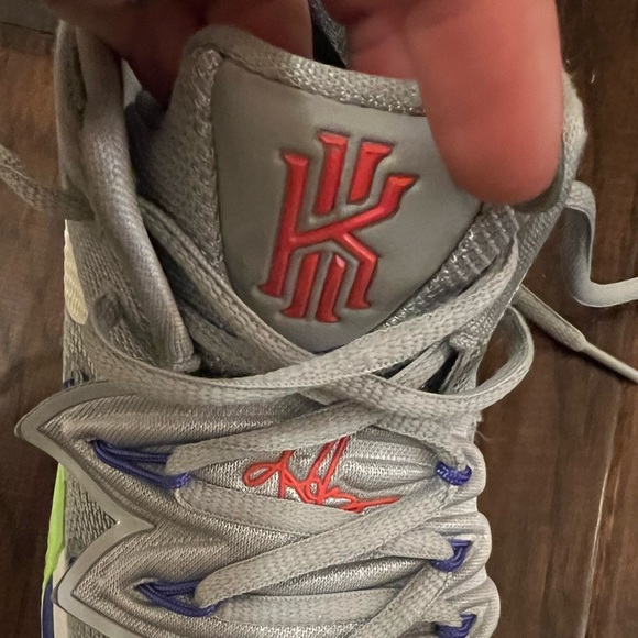 Kyrie Basketball Shoes big kids size 4Y - Picture 4 of 6